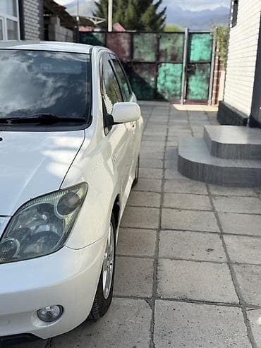 электромобиль byd: Компактный 5‑дверный хэтчбек белого цвета. Основные особенности: - — 3