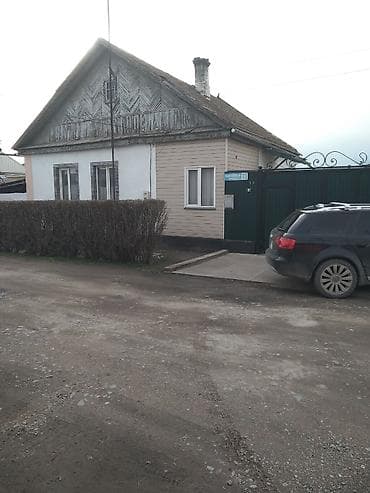 Аренда домов: Продаётся дом центр район площади, саманный, участок 4.8 соток, три — 7