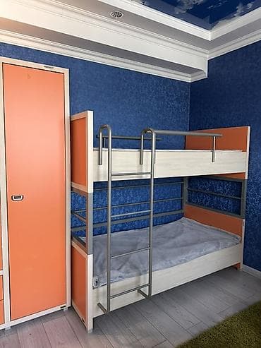 трехярустный кровать: Двухъярусная детская кровать с металлическим каркасом и боковыми — 1