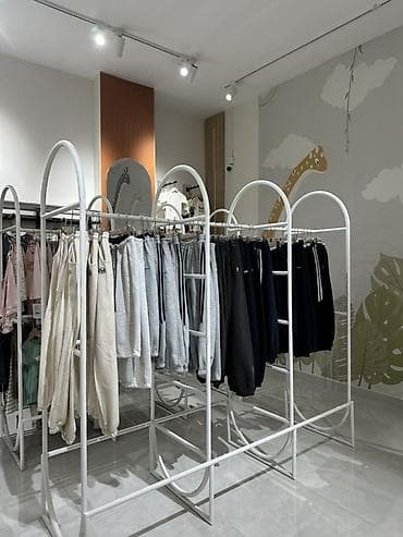 ресепшен стол: Островная магазинная стойка для одежды с полками - Материал: металл — 2