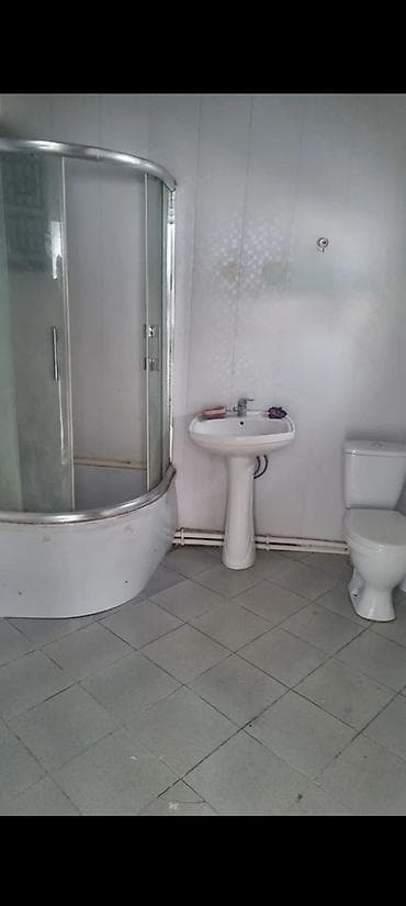 Үйлөр: 62 м², 3 бөлмө, Унаа токтотуучу жай, Забор, тосулган — 5