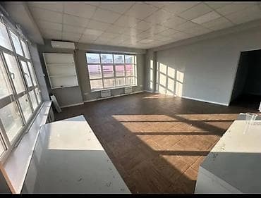 офис с мебелью: Аренда офисов, 37 м², В жилом комплексе, С видом на горы, 1 линия, С отдельным входом — 2