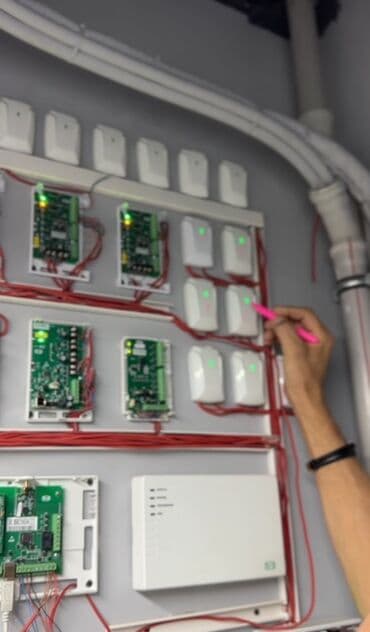 установка домафона: Услуга: установка охранно‑пожарной сигнализации под объект. Что — 3