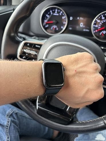 Продаю Apple Watch 5 44 mm сост 8 из 10работал 100 из 10комплект