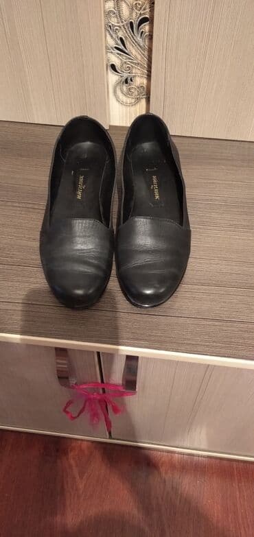Продаётся кожаные туфли. Размер 38. Цвет черный. В отличном