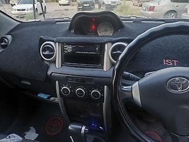 Toyota Ist: 2002 г., 1.3 л, Автомат, Бензин, Седан