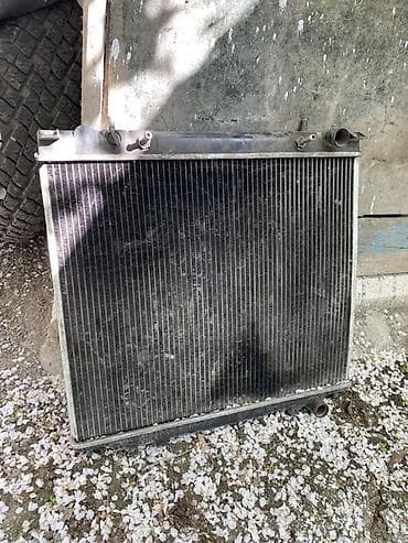 Автозапчасти: радиатор охлаждения и бензонасос на делику булку 3 литра