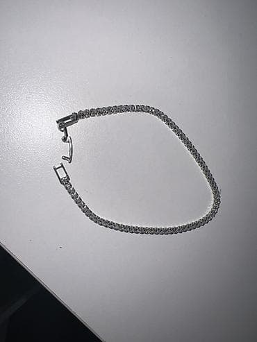 бычий глаз: Теннисный браслет из серебристого металла со вставками под бриллианты — 1