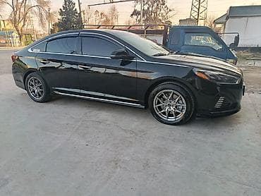 авто левый руль: Черный седан бизнес-класса с выразительным спортивным обликом — 1