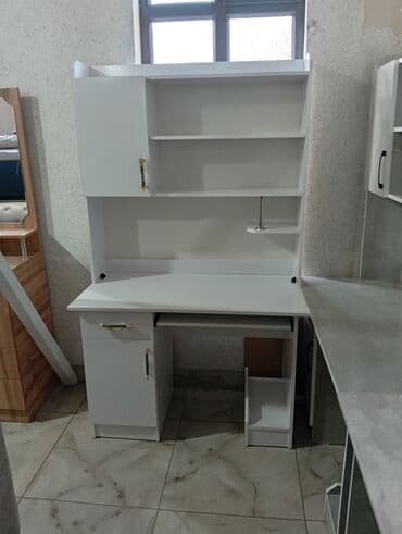 угловой письменный стол: Компьютерный стол, Новый, С полками — 6