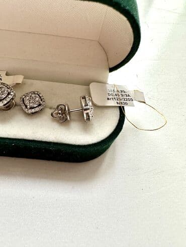 продаю связи с переездом: Продается по очень хорошей цене Красивый аккуратный комплект украшения — 4