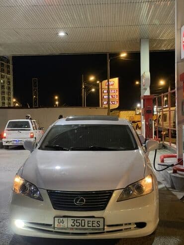 спец машина: Белый седан Lexus с задним приводом, двумя выхлопными трубами и люком — 4