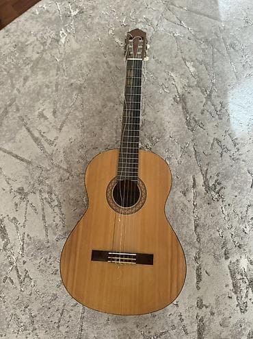 Классическая акустическая гитара 4/4 - Тип: классическая (нилоновые