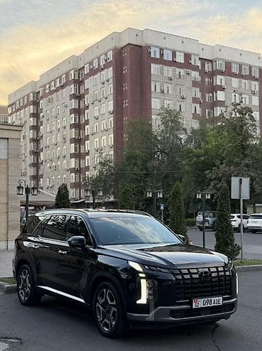 рейл: Крупный 7‑местный кроссовер/внедорожник черного цвета с эффектной — 3