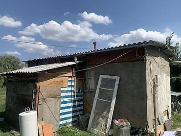 дом двух этаже: Продается вагончик - Одноэтажное строение на участке, крыша — 2