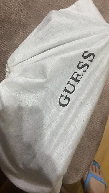Клатчи: Сумка Guess на цепочке. Оригинал куплен в Катаре в бутике. Пару раз — 1