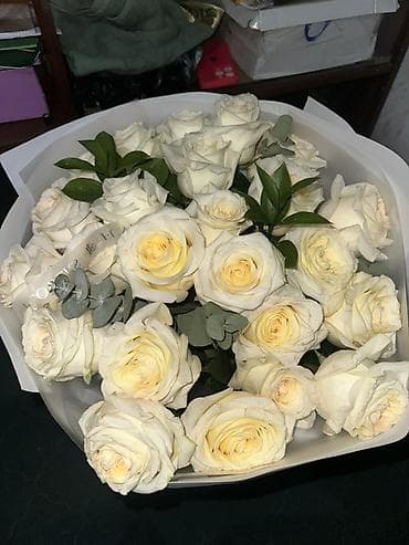 Букет из белых роз - Состав: крупные белые розы с кремовым сердцем