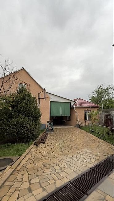 Продается дом с участком и благоустроенным двором. В центре ж/м — 1