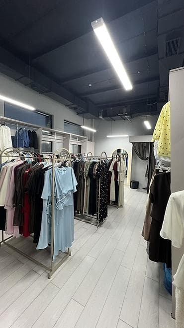 комбинезоны женские: Продается Бутик ТЦ Караван 2 этаж 
40м2 звонит по номер — 3