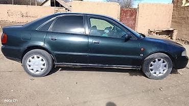 Audi A4 седан, темно‑зеленый цвет, номер 09 KG 726 ABX. Бензиновый