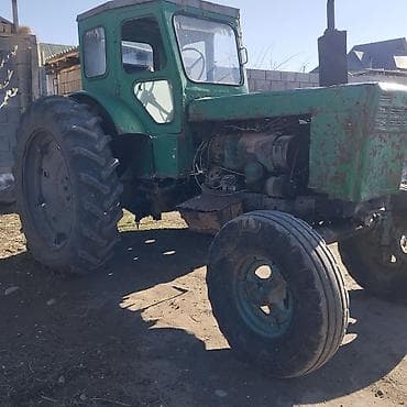 Трактор колесный, зелёный, с закрытой кабиной,на ходу всё ал рабочий