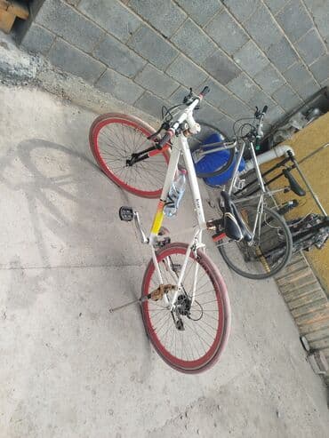 шосейный велосипеды: Дорожный велосипед с белой рамой и ярко-красными колесными дисками — 2