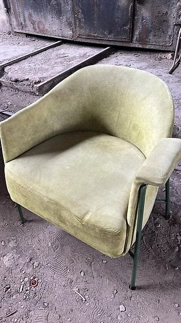 Туалетные столики: Кресло из велюра оливкового оттенка с металлическим каркасом. - — 2