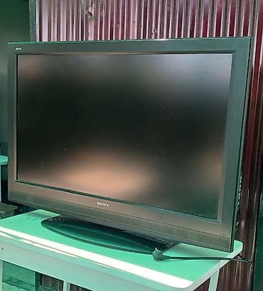 Телевизор Sony BRAVIA, диагональ ~32–37" (ориентировочно 32"). Плоская