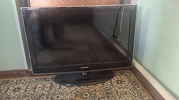 Телевизор Samsung, диагональ около 32–37". Плоская панель, корпус