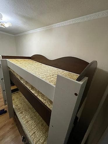 single bed: Продается двухъярусная кровать бежево- коричневого цвета с матрасами и — 3