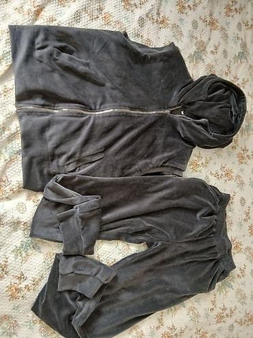 Спортивные костюмы: Велюровый домашний/спортивный костюм из двух предметов: - Толстовка — 1