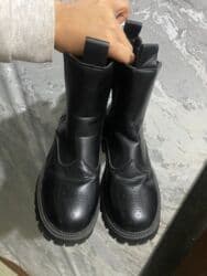 кышкы бут кийимдер: Черные женские ботинки-челси на массивной протекторной подошве. - — 1