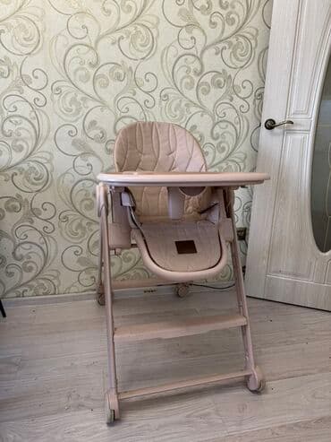 детский складной стул со столиком: Стульчик для кормления в нейтральной цветовой гамме. Оснащен — 1