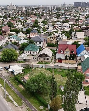 Дома: 🏡 Продаётся участок с домом в Ак Орго 📍 Улица Хан Тенир 21 📐 Площадь — 3