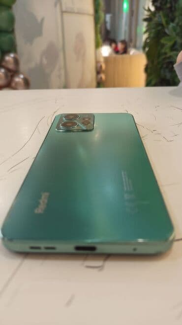 мини телефоны: Смартфон с большим безрамочным экраном, плоской передней панелью и — 4