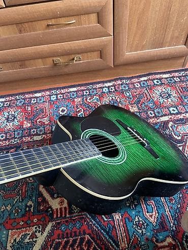 пикгард: Акустическая гитара с вырезом (cutaway), шестиструнная. Купили 6 лет — 3