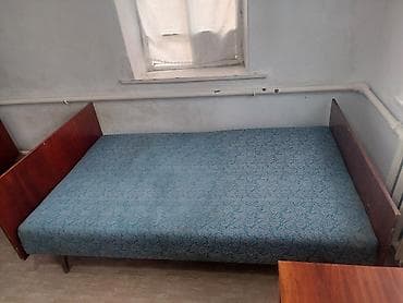 Офисная мебель: Двуспальная кровать с деревянными боковинами и жестким основанием. - — 1