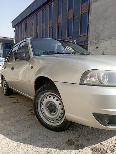 jac k7: Седан компакт‑класса, светло‑бежевый цвет кузова. 4 двери, передние и — 1