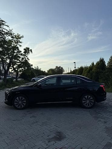 gak aion s: Hongqi EQM-5 седан бизнес‑класса Запас хода - 430 км по факту 400 км — 8