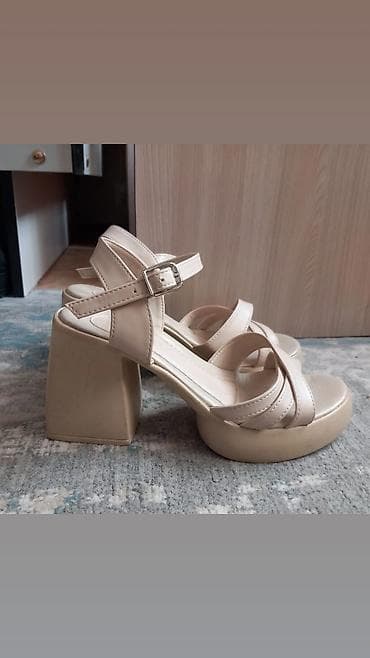 обувь сабо: Бежевые женские босоножки на устойчивом широком каблуке и платформе — 2