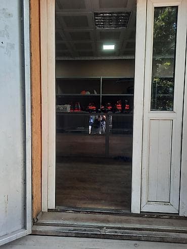 контейнер мини: Продаётся контейнер переделан на магазин. 2 контейнера 40 Тонн — 6