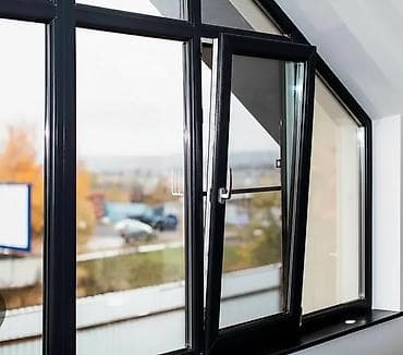 Откидно-поворотное окно с черным профилем из ПВХ, оснащенное