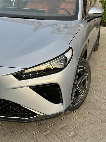 зарядка на электрокар: Электрический кроссовер (серебристый металлик) NETA L плагин бензин — 2