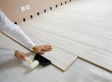 напольные: Профессиональная укладка ламината - Монтаж напольного покрытия на — 1
