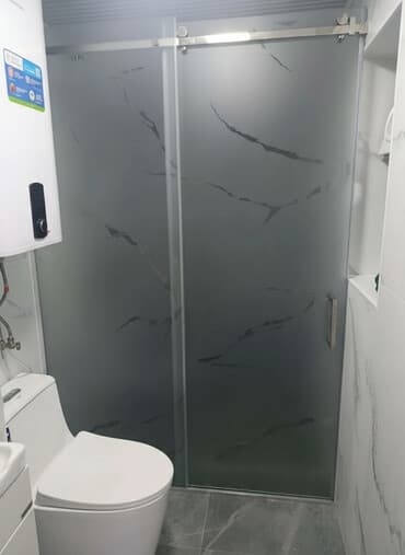 стеклянные полки: Раздвижная душевая перегородка из матового закалённого стекла с — 1