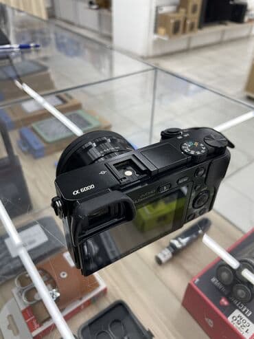 зеркальный фотоаппарат samsung: Sony A6000 : 	•	Матрица: 24,3 МП, APS-C, CMOS 	•	Процессор: BIONZ X — 3