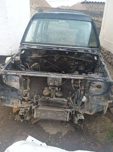 не рабочий авто: Пустой кузов автомобиля, подготовленный для дальнейшего ремонта или — 1