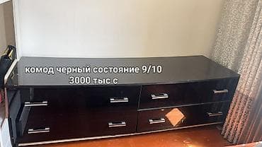 Кийим үчүн комоддор: Черный комод с глянцевым фасадом и современными металлическими — 1