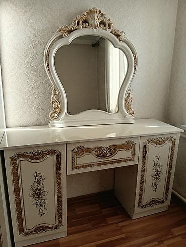 зеркало большие: Спальная кровать с матрасом + 2 тумбы + трюмо с зеркалом. БУ — 4