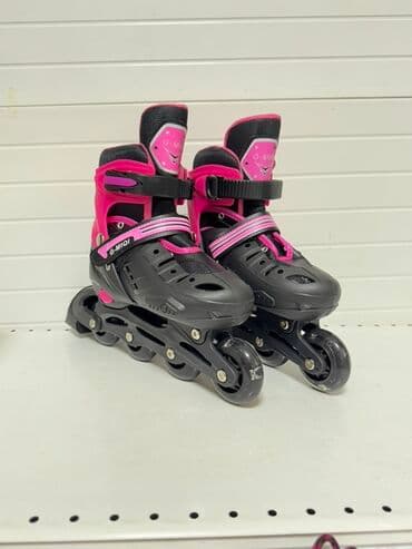 Роликовые коньки с колесами на четырех колесах, расположенными в один